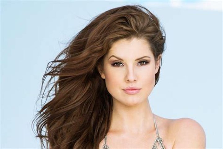 How tall is Amanda Cerny