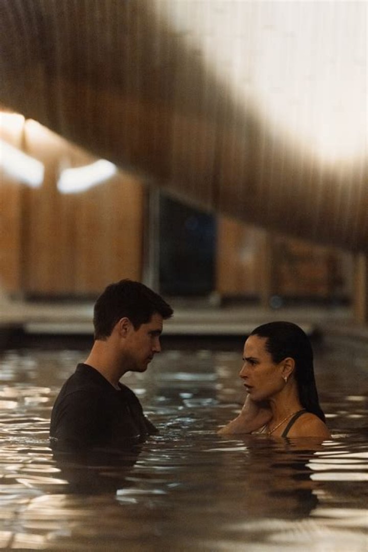 Robbie Amell – Celebsgraphy